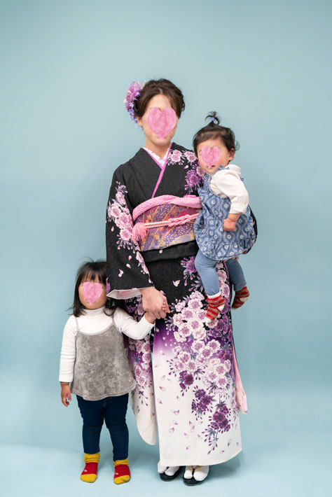 成人式振袖黒紫白花柄～前撮り写真 | 着物レンタルなら尼崎武庫