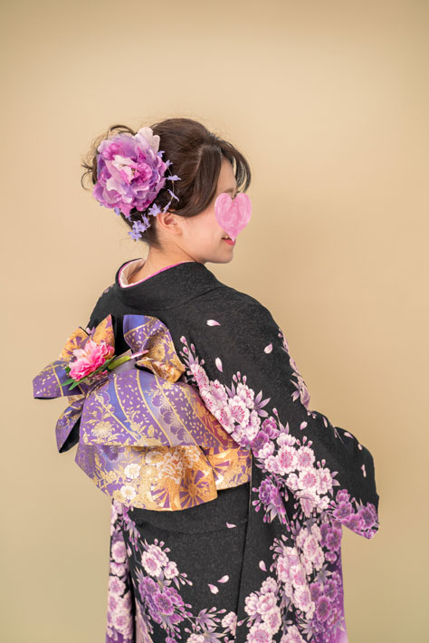 成人式振袖黒紫白花柄～前撮り写真 | 着物レンタルなら尼崎武庫