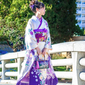 （紫)総絞りの振袖、ほとんど未使用 正絹袷人気紫色総絞り裄67.5長め希少着物未使用品