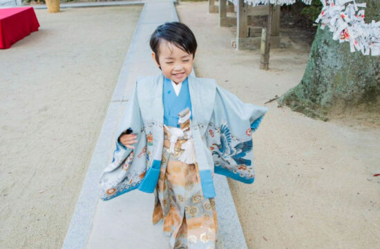 ブルーの着物と金色袴を着た男の子